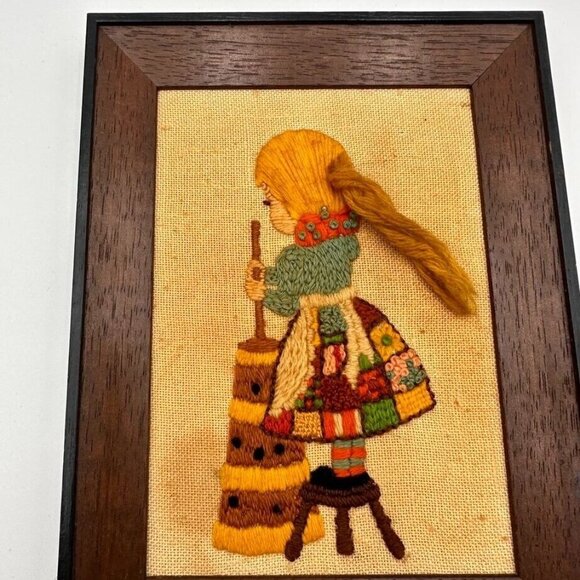 Vintage Crewel Embroidery Art Set 1970s Framed Burlap Featuring Girls Sewing & C - Picture 11 of 16